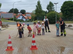 Besuch der KiTa bei der FF Plech